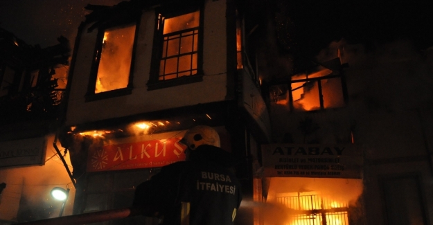 185 yıllık tarihi bina küle döndü