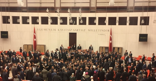 3. maddenin oylanması sırasında arbede