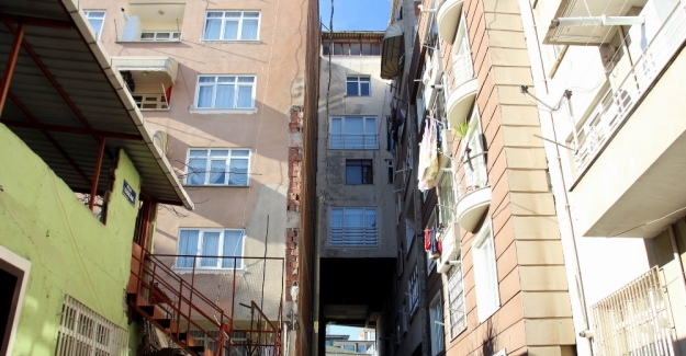 5 katlı binanın altından sokak geçiyor