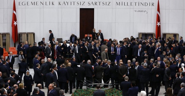 AK Parti'nin anayasa değişikliği teklifi oylaması sonucu