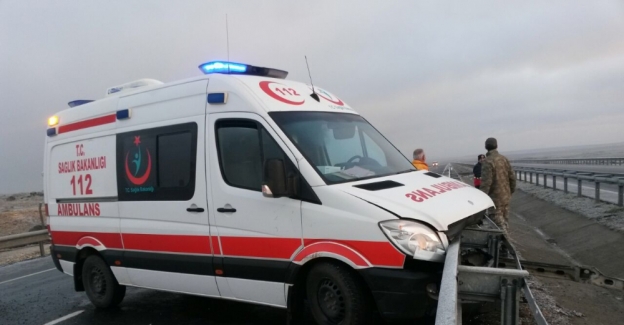 Ambulans zincirleme kazaya karıştı: 11 yaralı