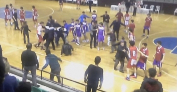 Basketbol maçında yumruklar konuştu