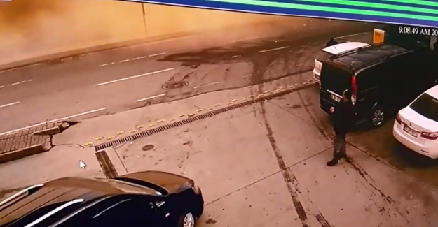Beyoğlu’ndaki binanın çökme anı kamerada