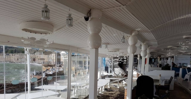 Dev dalgalar bir restoranı yerle bir etti