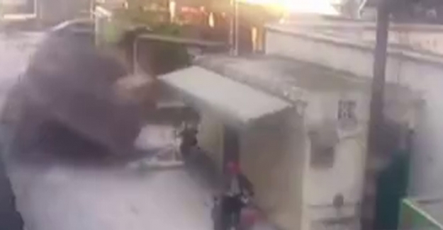 Çin'de yol çöktü devrilen kamyonun altında kaldı