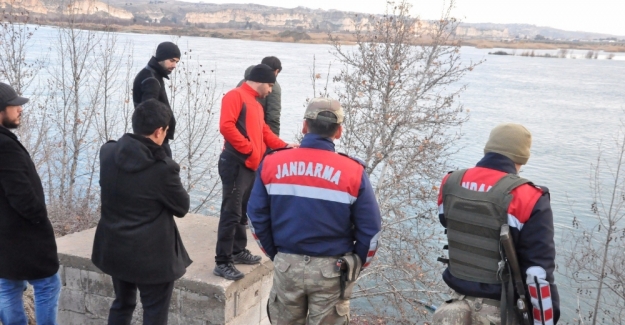 Eşi ve oğlu tarafından öldürülüp nehre atıldı