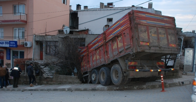 Freni boşalan kamyon eve çarptı