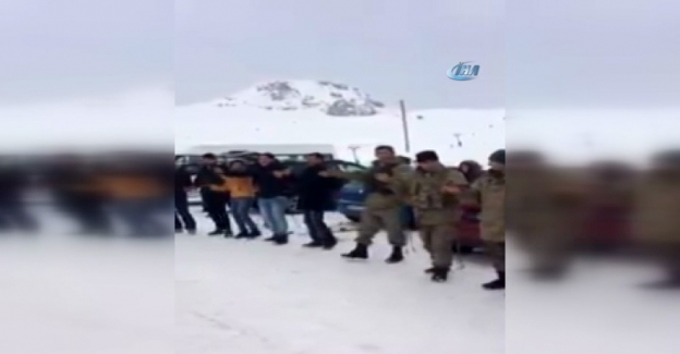 Hakkari’de vatandaş ve asker birlikte halay çekti