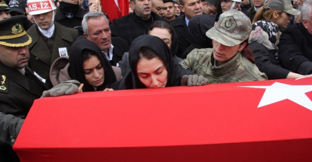 Kadın astsubay şehit eşini öperek uğurladı