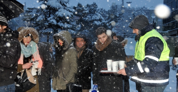 Karda işe giden İstanbullulara sıcak çorba servisi