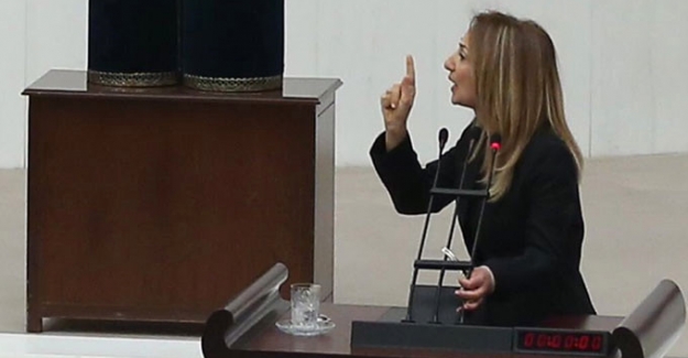 Meclis’te Aylin Nazlıaka kendini kürsüye kelepçeledi