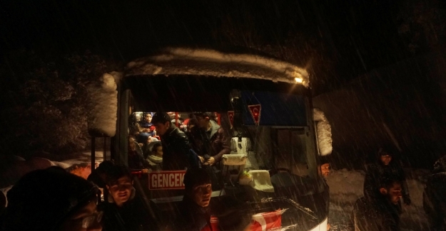 Öğrenci servisinde mahsur kaldılar