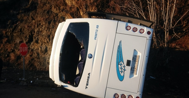 Otel servisi otomobille çarpıştı: 16 yaralı