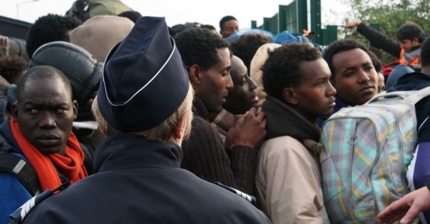 Paris polisinden mültecilere kötü muamele