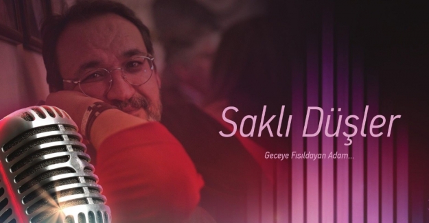 Radyo programında mutluluk kartları dağıtıyor