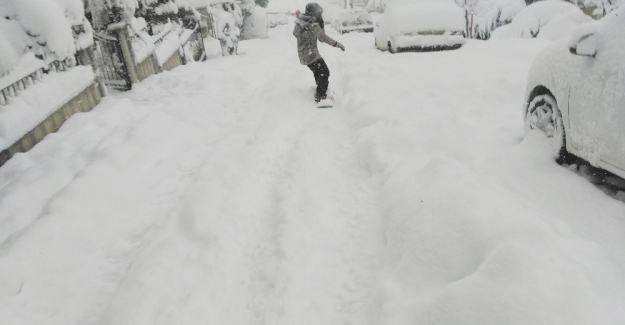 Bursa'da şehrin göbeğinde snowboard keyfi VİDEO
