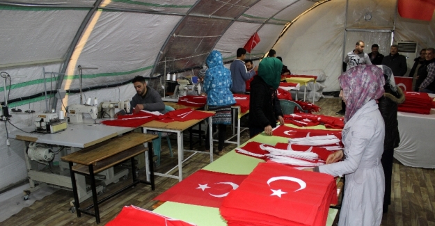 Suriyelilerden 50 bin Türk bayrağı