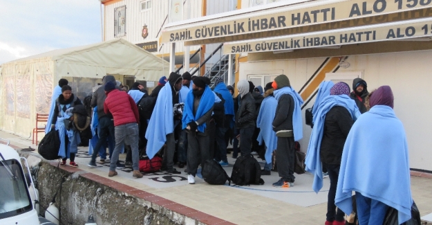 Lastik botta tam 42 göçmen yakalandı