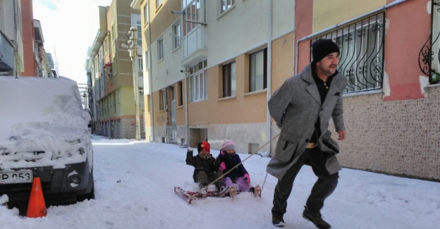 Torun sevgisi bagaj kapağından kızak yaptırdı