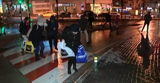 Vatandaşın şiddetli rüzgarla imtihanı