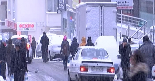Yoğun kar yağışı vatandaşlara zor anlar yaşattı