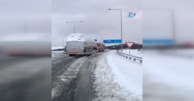 Yol kenarında bırakılan tırı itfaiye çekti