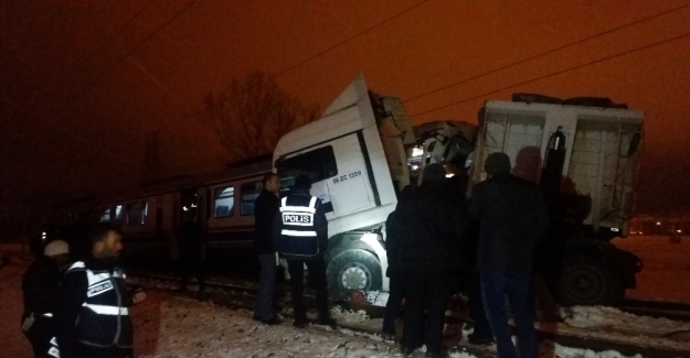 Kütahya'da yolcu treni TIR'a çarptı: 1 ölü, 5 yaralı