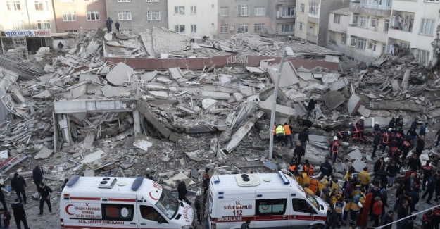 Zeytinburnu’nda 7 katlı bina böyle çöktü: 1 ölü