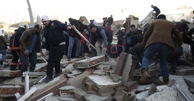 Zeytinburnu’nda bina çöktü