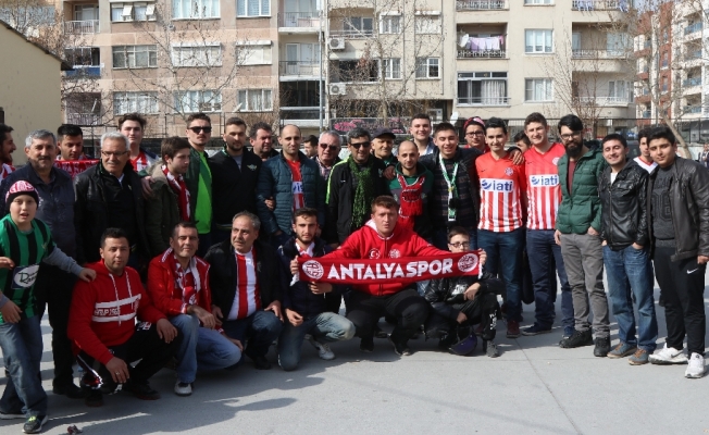 Akhisar ile Antalyaspor taraftarlarından örnek davranış