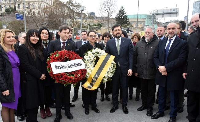 Alman heyet, Şehitler Tepesi ve Reina’nın önüne çiçek bıraktı
