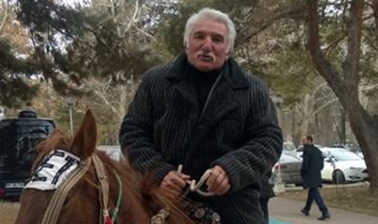 At sırtında dolaşarak ‘evet’ kampanyası yürütüyor