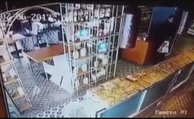 Bağış kutusu hırsızı kamerada
