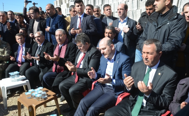 Bakan Soylu şehidin ailesini ziyaret etti
