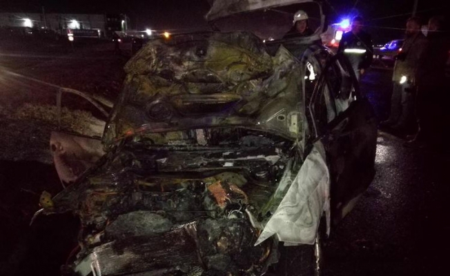 Çarpışan iki araç alev topuna döndü: 1 ölü, 1 yaralı