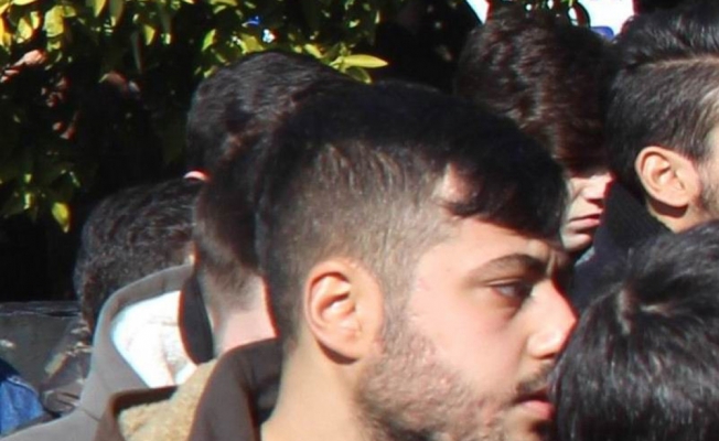 Cenazeye katıldı, tabutu taşıdı, tutuklandı!