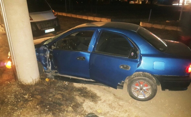 Direğe çarptı, ilçeyi elektriksiz bıraktı
