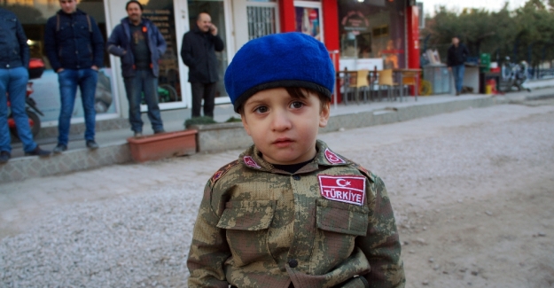 Gazi babasını asker selamıyla karşıladı