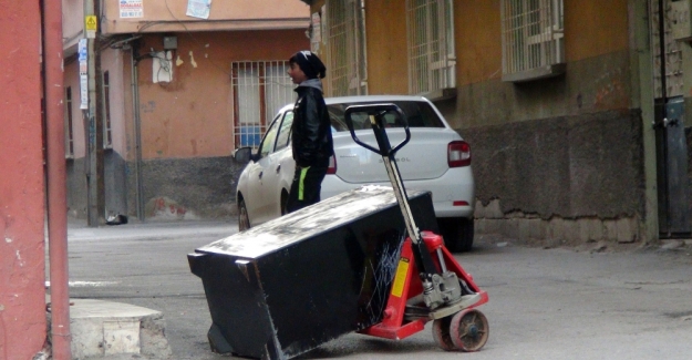 Hırsızlar taşıyamadıkları kasayı sokak ortasında bırakıp kaçtılar