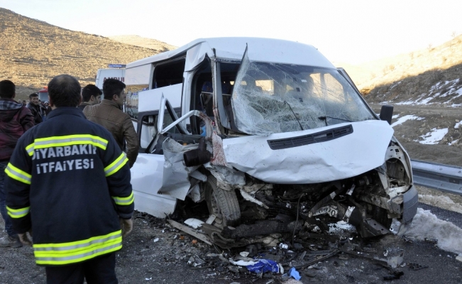 İki araç kafa kafaya çarpıştı: 13 yaralı