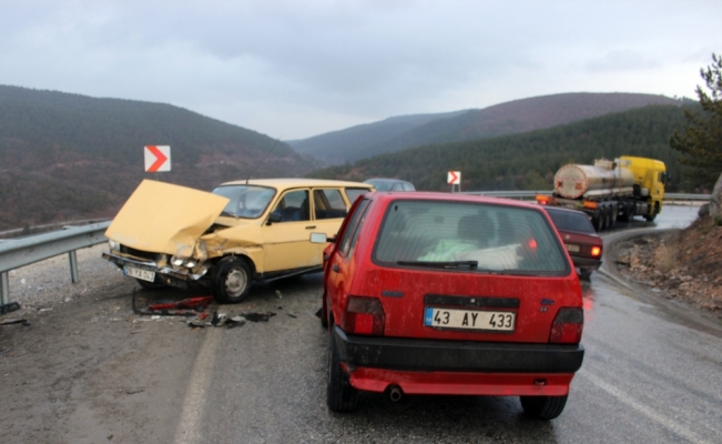 Kütahya’'da iki otomobil çarpıştı: 6 yaralı