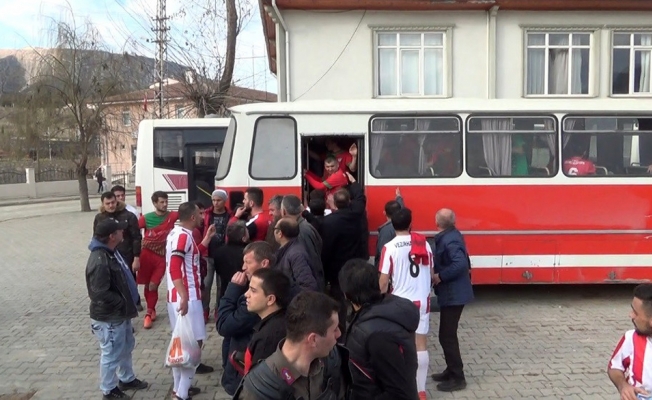 Kendisine küfreden taraftarlara saldırdı