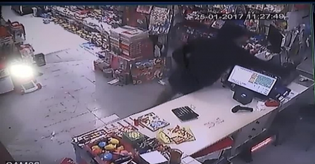 Kırtasiyede hırsızlık kameraya yansıdı