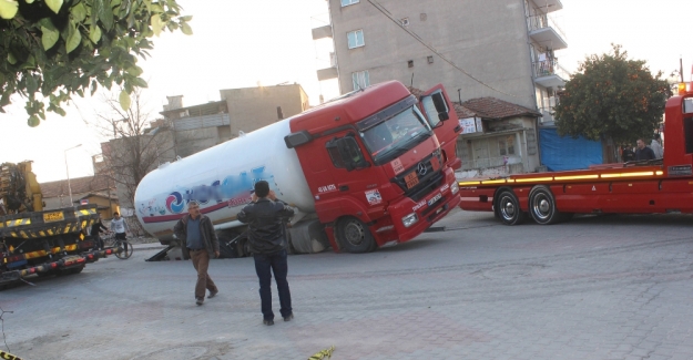 Aydın'da LPG dolu tanker çukura düştü, faciadan dönüldü