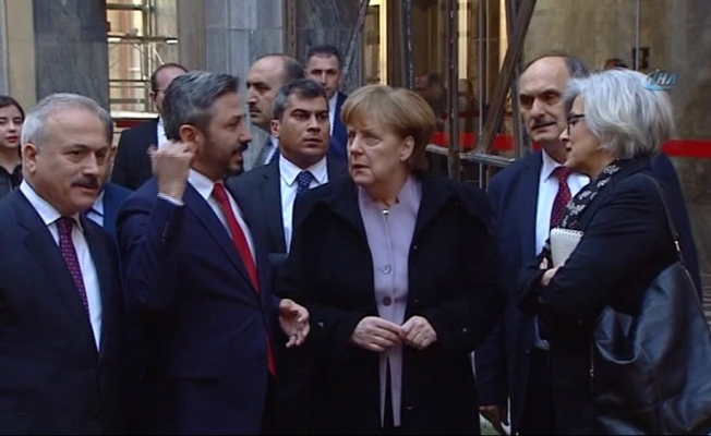 Merkel, Meclis’in bombalanan bölümlerini inceledi