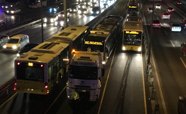Metrobüs arızası uzun kuyruklar oluşturdu