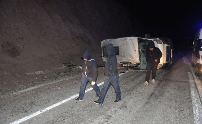 Mültecileri taşıyan minibüs devrildi: 7 yaralı