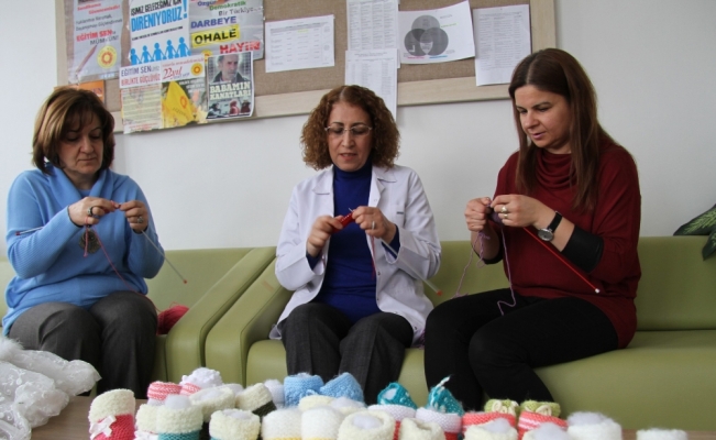 Öğretmenler minik ayaklar için örüyor