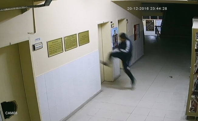 Okullardan hırsızlık yapan zanlı, kameralara yakalandı