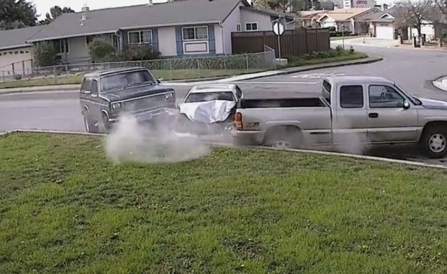 Park halindeki araçlara çarptı!